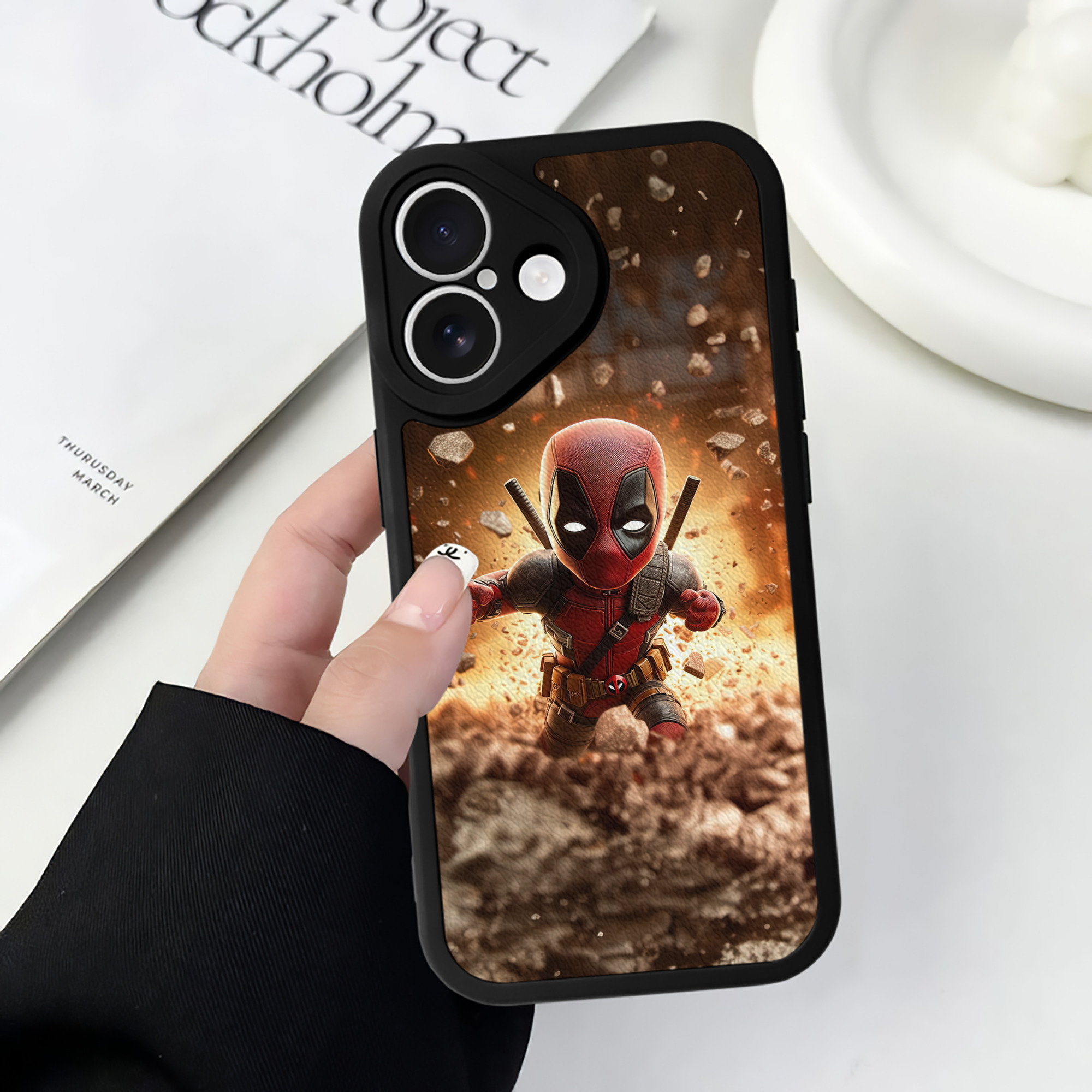 （画像用） Deadpool デッドプール 【iPhone 16シリーズ対応】シリコンスマホケース（レザー調） 材質：シリコン